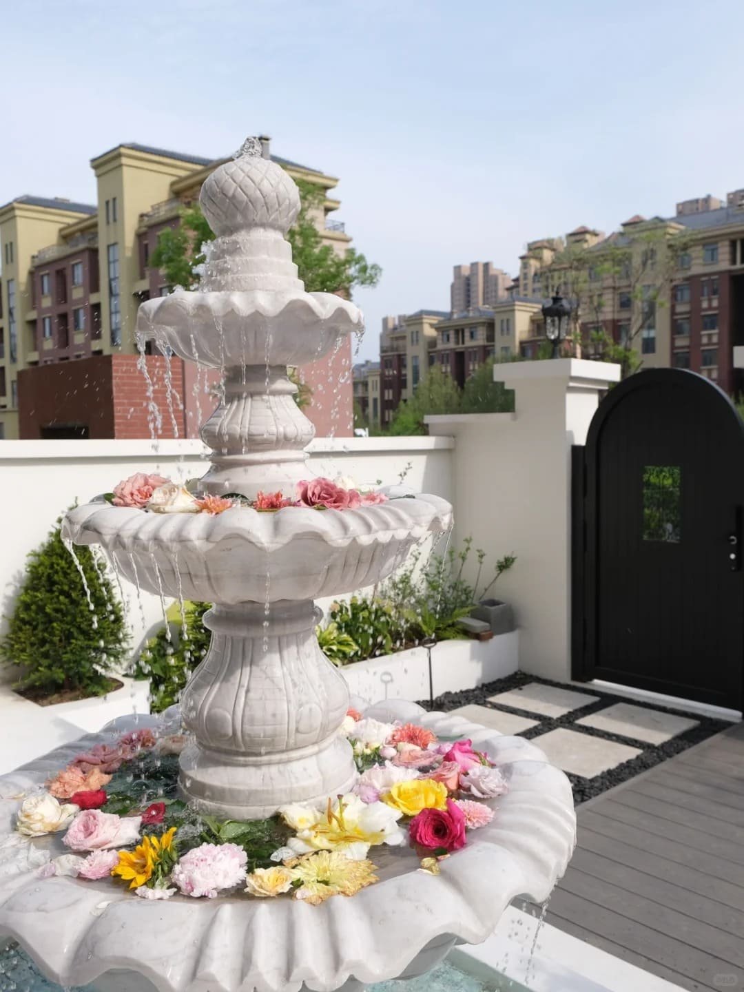 15 Bird Bath Fountain Ideas That Attract Birds and Elevate Your Garden Design
